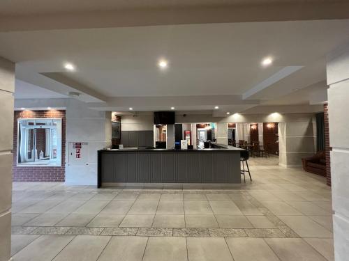 an empty lobby with a bar in the middle at Pensjonat i Klub Jeździecki Michelin in Włocławek