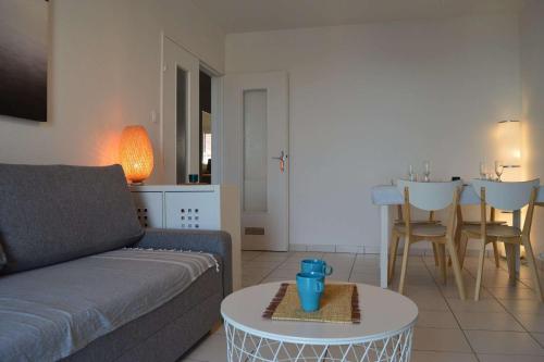 un salon avec un canapé et une table dans l'établissement Appartement 3 pièces BANYULS SUR MER BN020-028, à Banyuls-sur-Mer