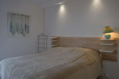 - une chambre avec un grand lit et une lampe dans l'établissement Appartement 3 pièces BANYULS SUR MER BN020-028, à Banyuls-sur-Mer