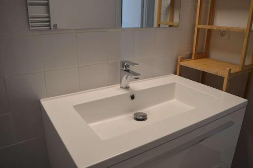 un lavabo blanc dans une salle de bain avec un miroir dans l'établissement Appartement 3 pièces BANYULS SUR MER BN020-028, à Banyuls-sur-Mer