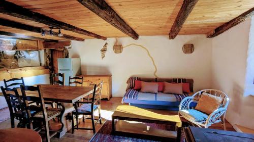 un salon avec une table et un canapé dans l'établissement Ecolieu les Masades, à Malons-et-Elze
