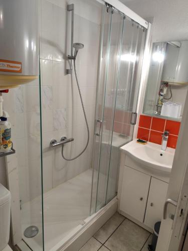 Ένα μπάνιο στο appartement bord de mer et parking privé