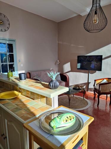 un salon avec un canapé et une table dans l'établissement Appartement avec terrasse en Provence, à Salernes