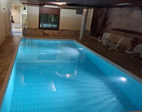 Bazén v ubytování Le Nid d'aigle apt Leysin centre avec forfait piscine sauna jacuzzi en option nebo v jeho okolí