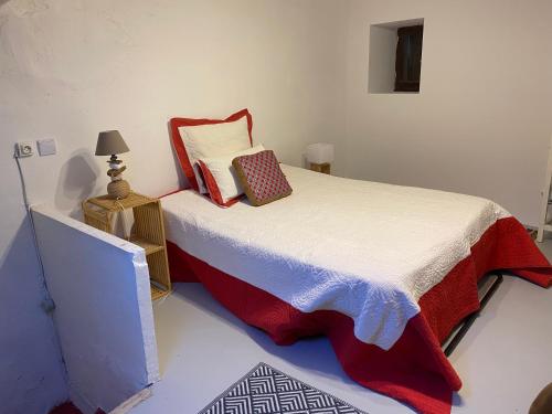 Ein Bett oder Betten in einem Zimmer der Unterkunft La petite Maison Rouge