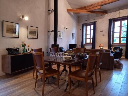 une salle à manger avec une table et des chaises dans l'établissement Loft Sur l'Alzeau, à Montolieu