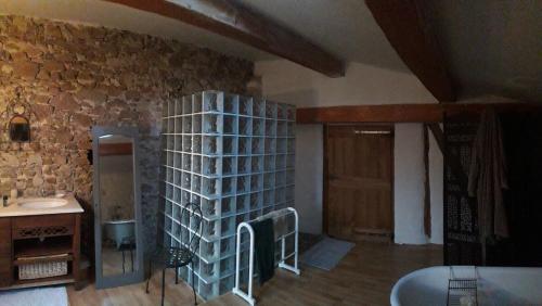 une pièce avec un mur en pierre avec une étagère dans l'établissement Loft Sur l'Alzeau, à Montolieu