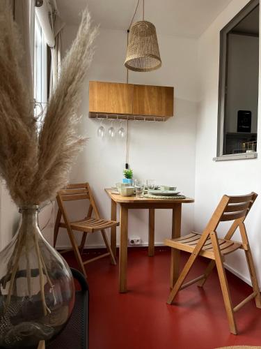 une cuisine avec une table et des chaises dans une pièce dans l'établissement La Perle des Falaises, au Tréport