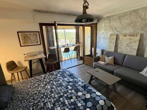 un salon avec un lit et un canapé dans l'établissement Appartement Studio BANYULS SUR MER BN070-197, à Banyuls-sur-Mer