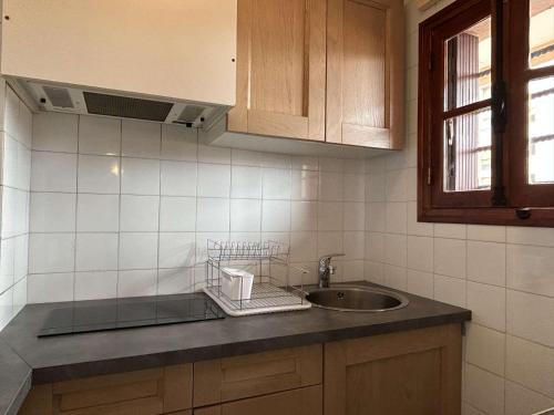 une cuisine avec un évier et un plan de travail dans l'établissement Appartement Studio BANYULS SUR MER BN070-197, à Banyuls-sur-Mer