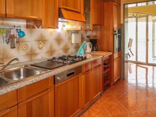 Dapur atau dapur kecil di Luxury 2 Bedrooms App in Rabac - Istra