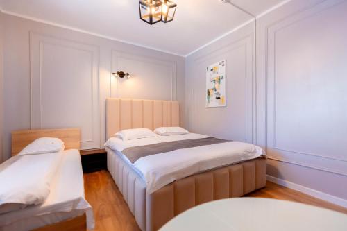 a bedroom with two beds and a chandelier at Complex turistic Veverita in Ranca