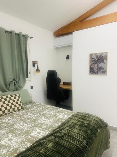 une chambre avec un lit et un bureau avec une chaise dans l'établissement Chambre confort, à Merpins