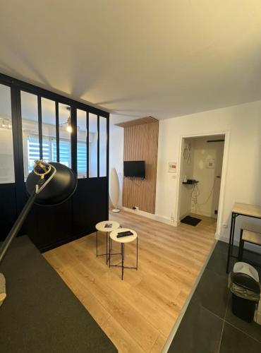 - un salon avec une table, deux chaises et une lampe dans l'établissement Un coin pour deux, à Saint-Brieuc