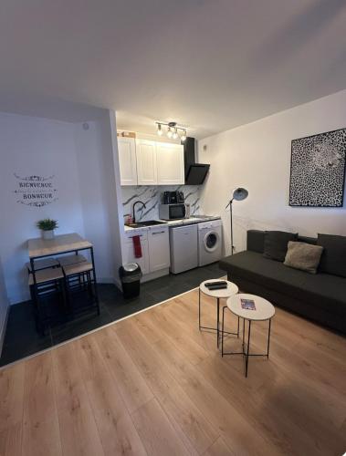 un salon avec un canapé et une table dans l'établissement Un coin pour deux, à Saint-Brieuc