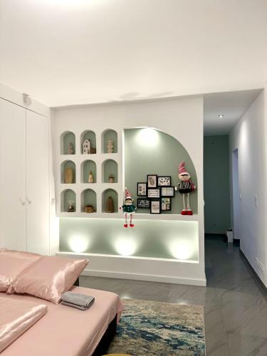 une chambre avec un lit et une étagère avec des desserts dans l'établissement Cozy apartment with garden, à Vitry-sur-Seine