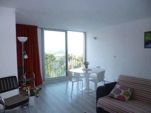 - un salon avec un canapé et une table avec une fenêtre dans l'établissement Appartement 2 pièces BANYULS SUR MER BN100-331D, à Banyuls-sur-Mer