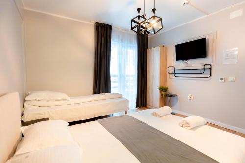 a hotel room with two beds and a tv at Complex turistic Veverita in Ranca