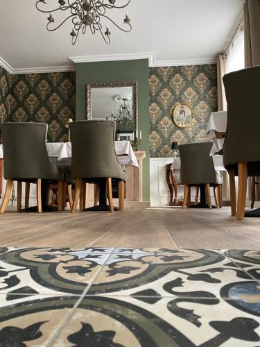 une salle à manger avec une table, des chaises et un miroir dans l'établissement La Boulonnaise, à Boulogne-sur-Mer