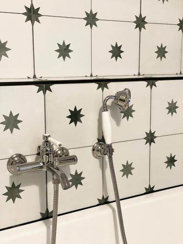 - une salle de bains avec des étoiles noires sur le mur dans l'établissement Made moiselle Uzès - Superbe et lumineux appartement centre historique 2 chambres, à Uzès