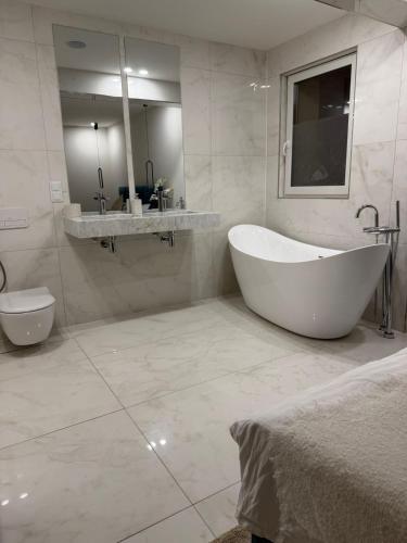 Ένα μπάνιο στο Luxrem Apartments 4