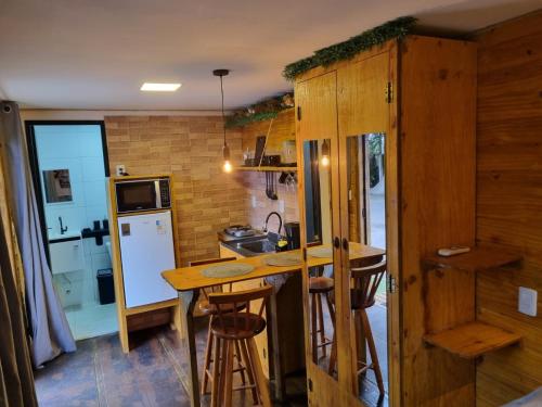 una cocina con encimera y barra en Casa Conteiner, en Barra da Lagoa