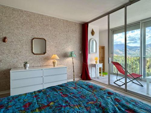 une chambre avec un grand lit et une grande fenêtre dans l'établissement Appartement 2 pièces en duplex BANYULS SUR MER BN100-C232, à Banyuls-sur-Mer