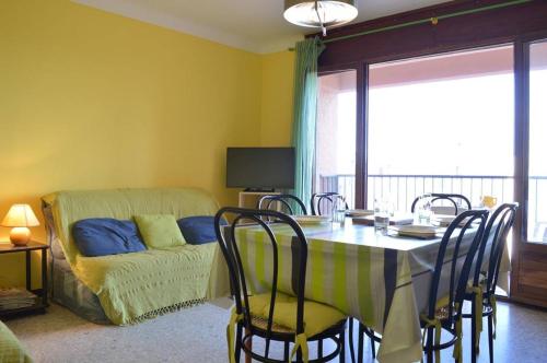 une salle à manger avec une table, des chaises et un canapé dans l'établissement Appartement 2 pièces BANYULS SUR MER BN070-310, à Banyuls-sur-Mer