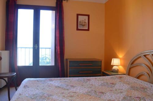 une chambre avec un lit, une commode et une fenêtre dans l'établissement Appartement 2 pièces BANYULS SUR MER BN070-310, à Banyuls-sur-Mer