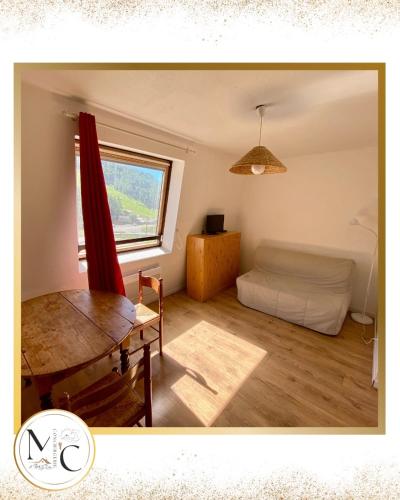 une chambre avec un lit, une table et une fenêtre dans l'établissement Studio Proche piste les étoiles La Foux, à Allos