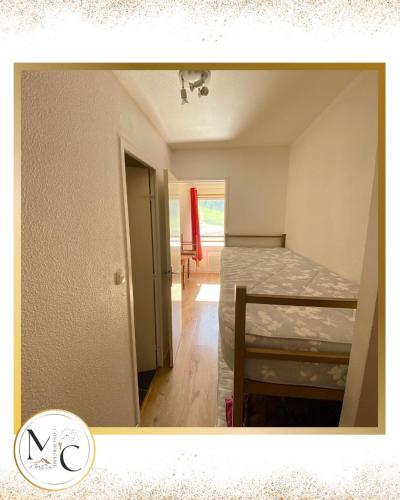 - une petite chambre avec un lit et un couloir dans l'établissement Studio Proche piste les étoiles La Foux, à Allos