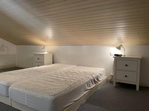 - une chambre avec un lit blanc et 2 tables de chevet dans l'établissement Appartement T3 Mezzaine BANYULS SUR MER BN050-H07, à Banyuls-sur-Mer