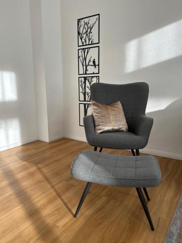 a chair with a pillow in a living room at KorniApartment Zentrum 2 Schlafzimmer Stellplatz in Bautzen