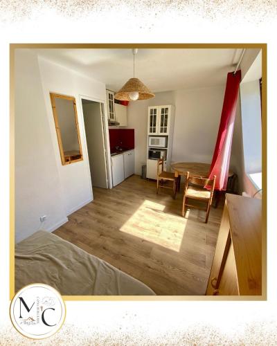 un salon avec une table et une cuisine dans l'établissement Studio Proche piste les étoiles La Foux, à Allos