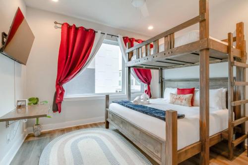 ナッシュビルにあるSpacious Contemporary Townhome with Private Rooftopのベッドルーム1室(赤いカーテン付きの二段ベッド1組付)