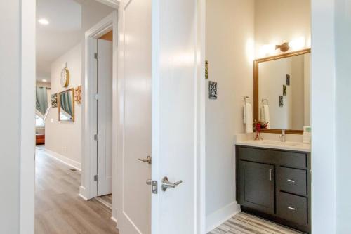 ナッシュビルにあるSpacious Contemporary Townhome with Private Rooftopの洗面台と鏡のあるバスルーム