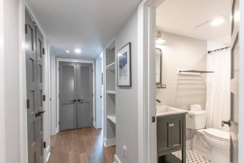 Et badeværelse på Beautiful Bungalow Historic Franklin Quadplex