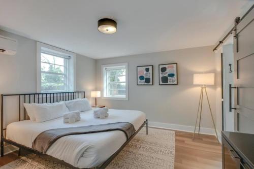 Afbeelding uit fotogalerij van Bright and Airy Historic Franklin Quadplex in Franklin