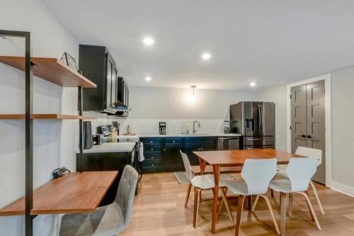 Afbeelding uit fotogalerij van Bright and Airy Historic Franklin Quadplex in Franklin