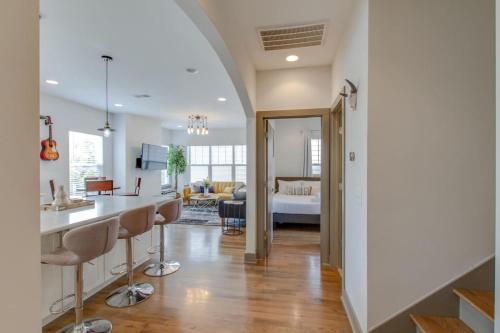 En eller flere senge i et værelse på Beautiful Luxury Downtown Home Private Roofdeck