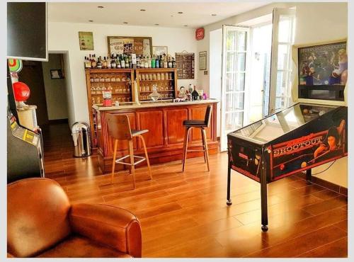 - un salon avec un bar et une table de ping-pong dans l'établissement Les Volets Bleus, à Gondrecourt-le-Château