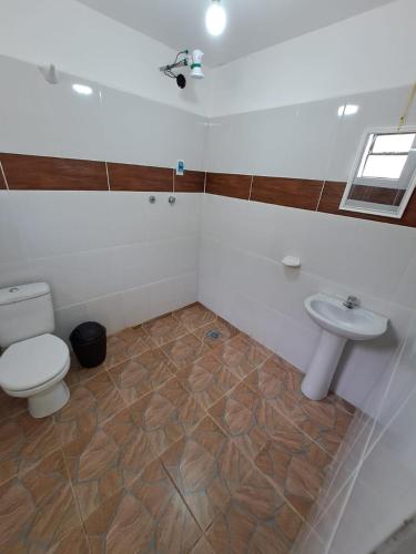a bathroom with a toilet and a sink at Palacio del Inca Lodge in Comunidad Yumani