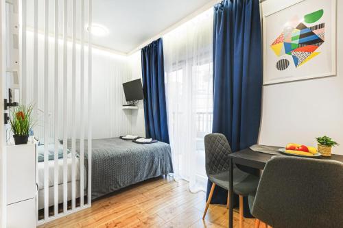a bedroom with a bed and a desk in a room at Stylowe Apartamenty w Centrum in Wrocław