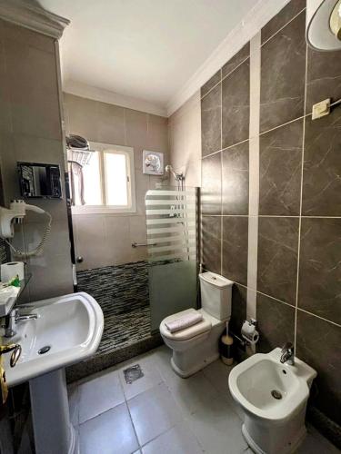 Bilik mandi di AL Mokhmalia Serviced Apartments
