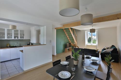 Il comprend une cuisine et un salon avec une table à manger. dans l'établissement Le Cocon Vert des Vosges, à Munster