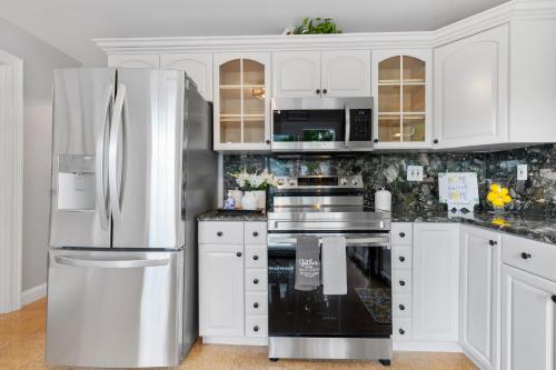 Afbeelding uit fotogalerij van COZY, MODERN, Charming Cottage 1min to the beach in Quincy