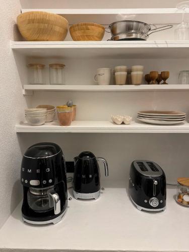 2 grille-pain et panies assises sur une étagère dans l'établissement Made moiselle Uzès - Superbe et lumineux appartement centre historique 2 chambres, à Uzès