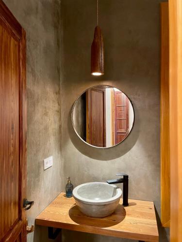 a bathroom with a bowl sink and a mirror at Embeleso - Yaiza in Yaiza