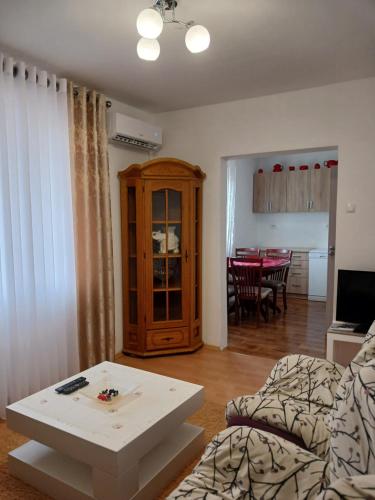 un soggiorno con un divano e un tavolino da caffè di Apartman Nikčević a Nikšić