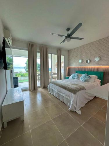 a bedroom with a bed and a ceiling fan at Villas del Mar PTY in Río Hato